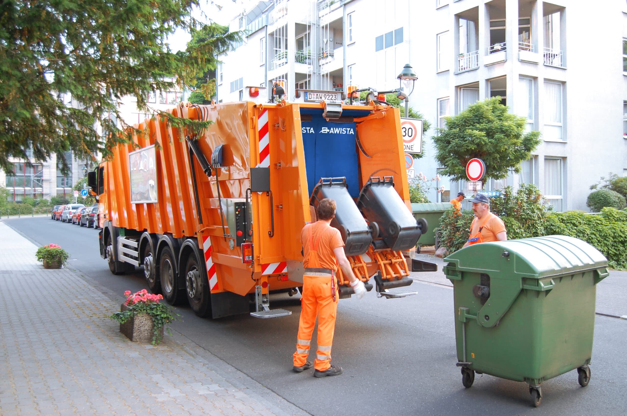 Müllsammelwagen bei der Leerung der Restmülltonne