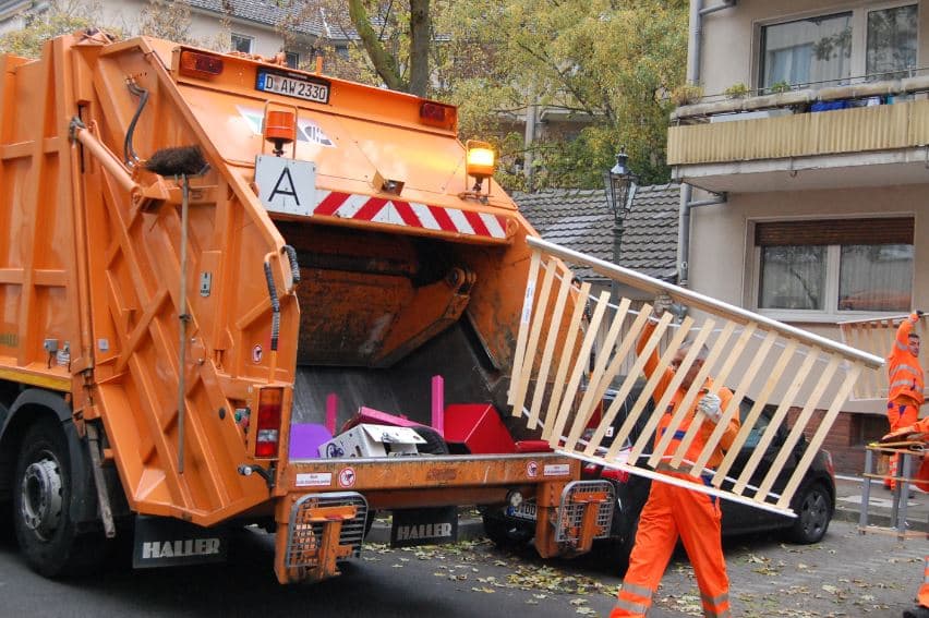 Sperrmüllwagen bei der Arbeit