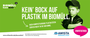 Das Plakat zeigt einen Jungen mit verschränkten Armen und einem grimmigen Gesichtsausdruck. Plakat der Kampagne #wirfuerbio gegen Plastik und Plastiktüten in der Biotonne.