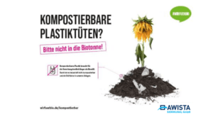 Das Bild zeigt einen Erdhaufen mit ganz vielen Plastikschnipseln und einer Sonnenblume, die aus der Erde wächst. Kampagnenplakat gegen Plastiktüten in der Biotonne.